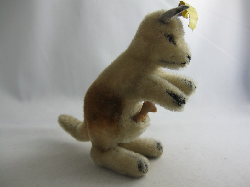 STEIFF d'origine 4314.00. Doudou / peluche / peluche : KANGOUROU Linda, 14 cm. Avec bouton et drapeau. 1967Fabriqué en Allemagne. ANCIEN image 3