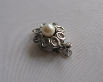 Delicate, elegant jewelry clasp / chain buckle  / necklace clasp of silver with pearl. Jewelry accessories. Vintage