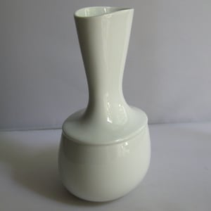 Rosenthal studio line Germany. Rare, classically simple and elegant porcelain vase / flower vase. Height approx. 19 cm. 1970s VINTAGE