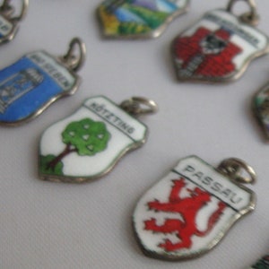 ONE of (still) 7: Coat of arms pendant for charm bracelet. Germany (IV). Silver (800 Ag) and enamel. VINTAGE Souvenir