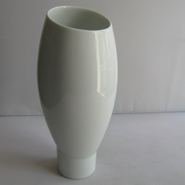 Rosenthal studio-linie Germany. Noble, classically elegant, white porcelain vase / flower vase. Design Andreas Fabian. Height approx. 21 cm. Vintage
