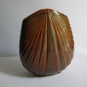 Rosenthal Germany studio-line. Small ceramic / stoneware vase &quot;Fächervase&quot; in fan shape, 13 cm. Design: Max Fuessl. 1970s / 80s. VINTAGE