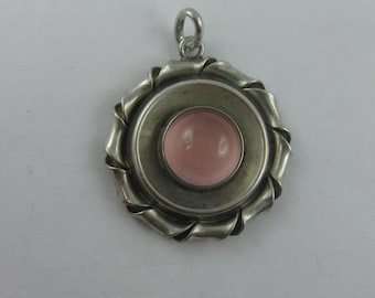 Age old, enchanting silver pendant (Ag 835) with rose quartz. Diameter of about 3 cm. VINTAGE