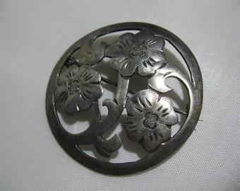 Circular, relatively large ART NOUVEAU - silver brooch (Ag 800) with flower motif. Country style. HANDMADE. Vintage