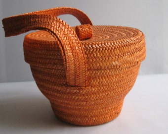 1950s / 60s fruit basket made of raffia (?) with a plastic bowl. Brand new original from the time from the liquidation of the business. Mid-century vintage