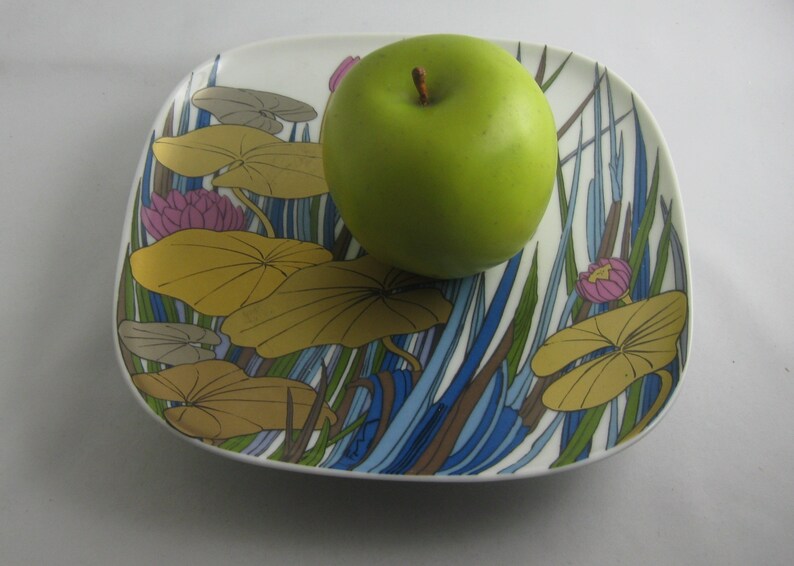ROSENTHAL studio-linie Germany. Porcelain plate / wall plate. SEEROSEN (Fleurs du Lac). Alain Le Foll. Modernist. Op Art. 1970s. VINTAGE image 8