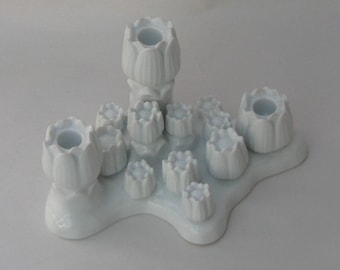 ROSENTHAL studio-linie Alemania. Candelabro de porcelana BLÜTEN paisaje. Decoración (presumiblemente): La flauta mágica. Diseño Bjoern Wiinblad. ANTIGUO