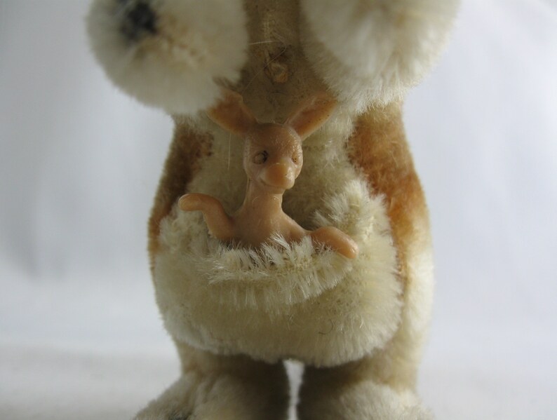 STEIFF d'origine 4314.00. Doudou / peluche / peluche : KANGOUROU Linda, 14 cm. Avec bouton et drapeau. 1967Fabriqué en Allemagne. ANCIEN image 4