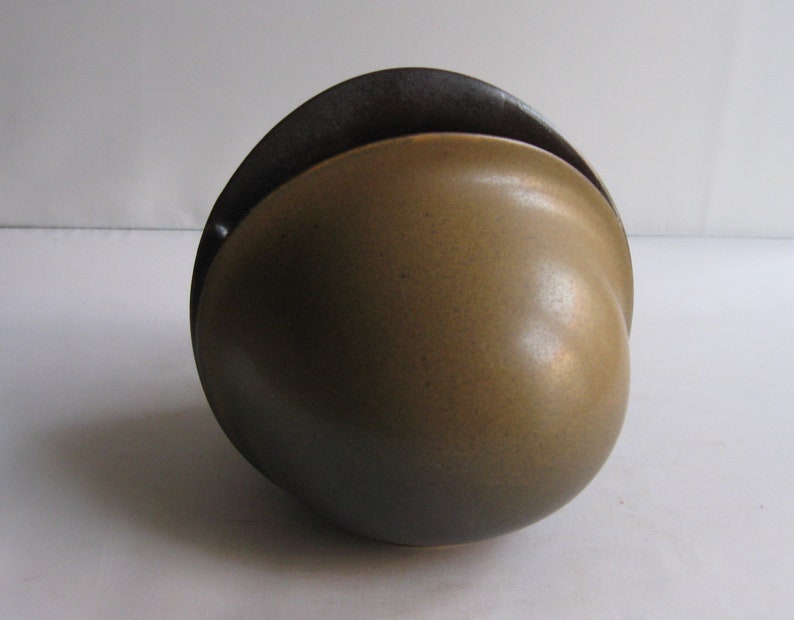 Rosenthal Germany studio-linie. Small ceramic / stoneware flower vase Venus, brown. H approx. 11.5 cm. Design: Uta Feyl. 1980s. VINTAGE image 4