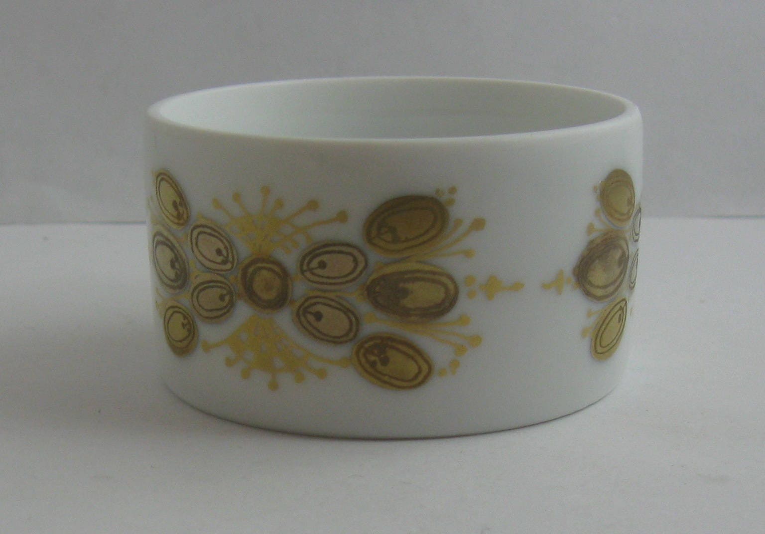 Rosenthal Germany studio line. Four Couleurs. Bjoern Wiinblad. Small porcelain jar WITHOUT lid / bowl. H 3.3cm. diameter 6 cm. VINTAGE
