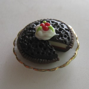 Dollhouse miniatures. Original Reutter porcelain. Made in Germany. Format 1:12. Porcelain plate with &quot;cherry cake&quot; (cut). VINTAGE dollhouse