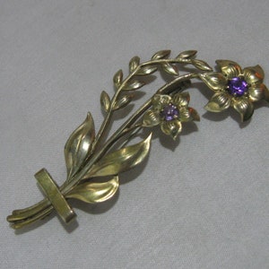 Charmante oude bloemenbroche van verguld zilver (835 Ag) met amethist. Vintage sieraden