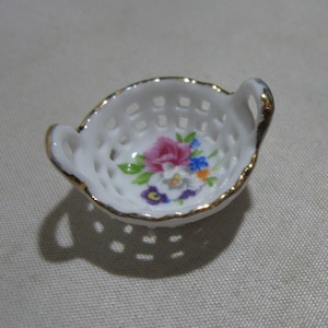Dollhouse miniatures. Original Reutter porcelain. Made in Germany. Format 1:12. Breakthrough basket with flowers decor and gold rim. VINTAGE