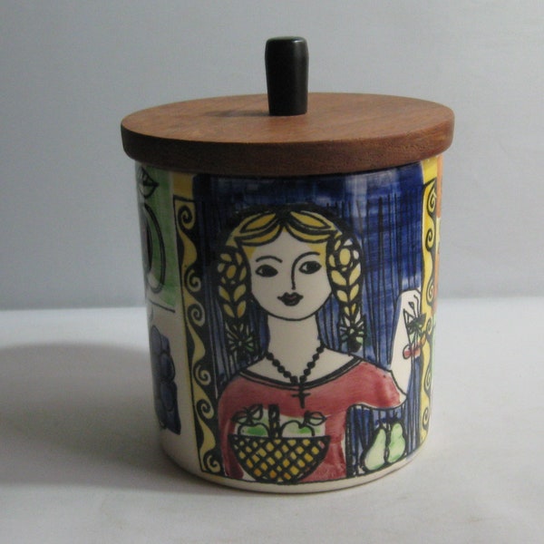 Jie Gantofta Sweden. Series "Vår lilla stad" No. 22/1. Design Anita Nylund. Lidded food jar made of stoneware with wooden lid. 1960s vintage