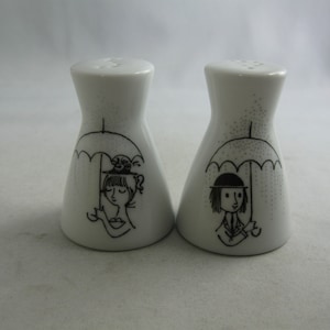 ROSENTHAL Germany: Zauberhaftes Porzellan Pfeffer und Salz Streuer Set. Design Raymond Peynet. 1950er / 60er Jahre. Sammlerstücke. VINTAGE