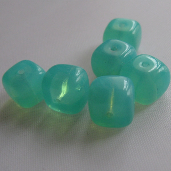 Genuine Czech uranium glass beads: CUBE 8 x 8 mm - green. 6 pieces. Vintage bead TREASURE