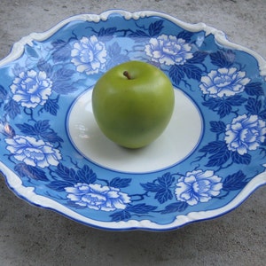 ROSENTHAL Selb-Germany Pompadour. Große Schale aus Porzellan. Blau-weiß, Blütendekor. Durchmesser ca. 29 cm. 40er Jahre. VINTAGE