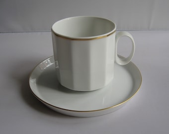 ROSENTHAL ドイツ製スタジオライン。磁器製コーヒーカップ、2個セット。ポリゴンシェイプ、ホワイトにゴールドの縁。タピオ・ヴィルッカラによるデザイン。1970年代。ヴィンテージ