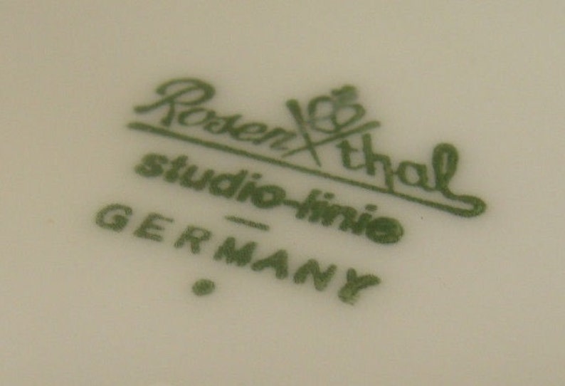 Może przedstawiać: Zbliżenie zielono-białego logo z napisem "Rosenthal studio-linie GERMANY".