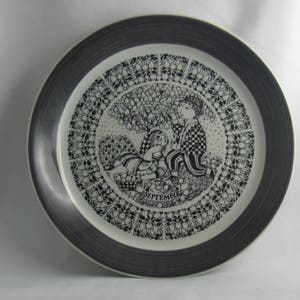 SEPTEMBER: Rosenthal Germany studio-line. Ceramic / fine stoneware plate &quot;September&quot;, 1979. Design Bjoern Wiinblad. 20 cm diameter. VINTAGE