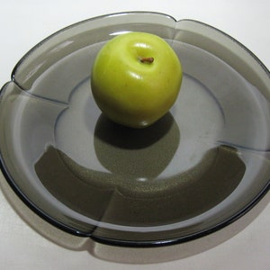 ROSENTHAL studio-linie Germany. Form ohne Namen. Design Björn Wiinblad. Großer GLAS Teller aus grau-braunem Rauchglas. Ø ca. 25 cm. VINTAGE Bild 1