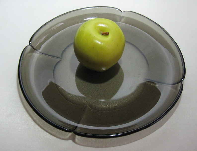 ROSENTHAL studio-linie Germany. Form ohne Namen. Design Björn Wiinblad. Großer GLAS Teller aus grau-braunem Rauchglas. Ø ca. 25 cm. VINTAGE Bild 1