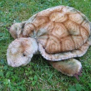 Original STEIFF. Large stuffed toy / plush toy animal turtle SLO. 22 cm. Material: Mohair plush with felt toes. 1958 - 1975. Vintage