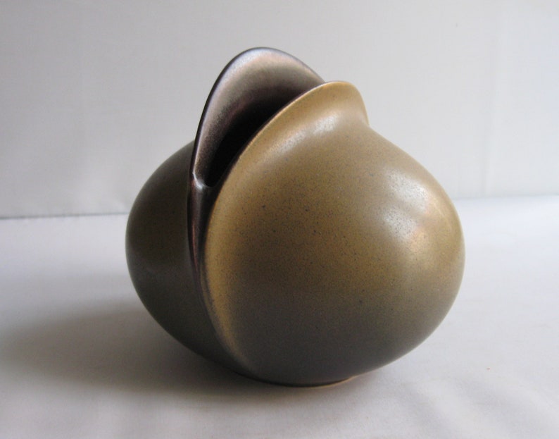 Rosenthal Germany studio-linie. Small ceramic / stoneware flower vase Venus, brown. H approx. 11.5 cm. Design: Uta Feyl. 1980s. VINTAGE image 1