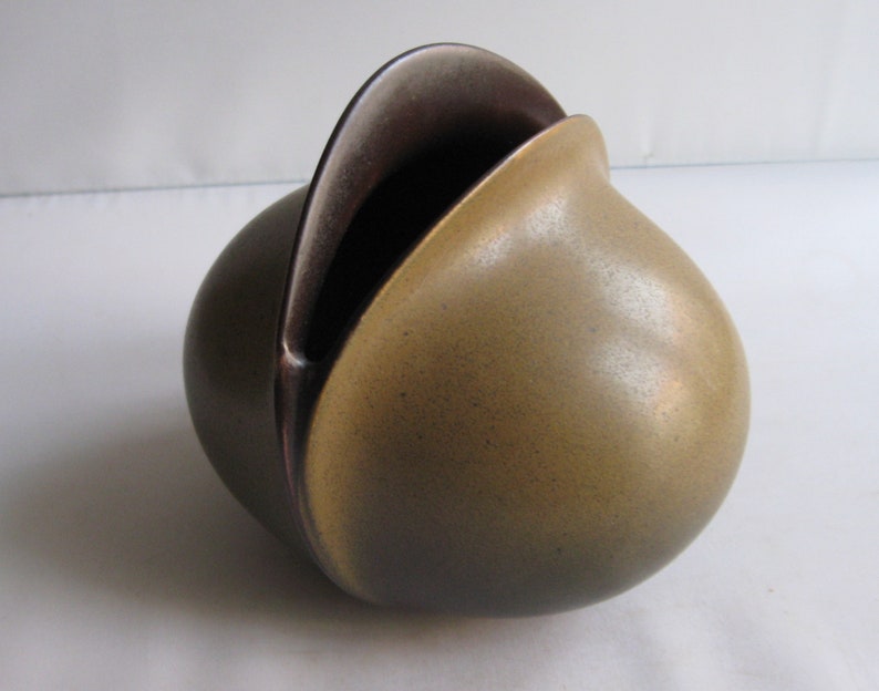 Rosenthal Germany studio-linie. Small ceramic / stoneware flower vase Venus, brown. H approx. 11.5 cm. Design: Uta Feyl. 1980s. VINTAGE image 2