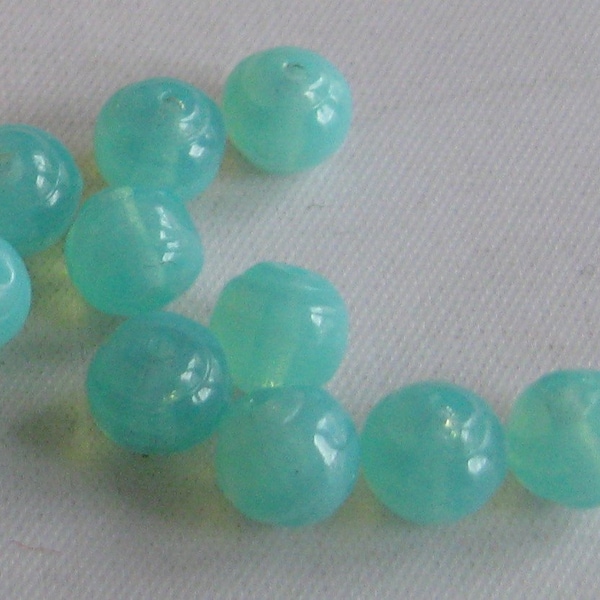 Genuine Czech uranium glass beads: BALLS 6 mm - green. 6 pieces. Vintage bead TREASURE