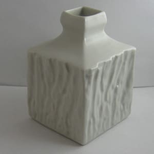 SGRAFO MODERN Germany. Porcelain vase, white, below relief decor (bark pattern). 1863 / 11. Germany 1960s. H 11.5 cm. VINTAGE Modernist vase