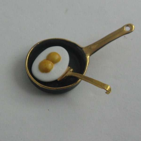 Dollhouse miniatures: pan and fried eggs made of porcelain (Original Reutter, Mayfair Edition) with a spatula made of metal. VINTAGE