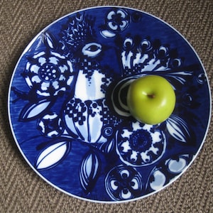 VERY LARGE plate / wall plate (Ø approx. 33 cm). Rosenthal Germany studio-line. Design: Bjoern Wiinblad. &quot;Blue Bird&quot; series. VINTAGE