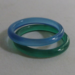 2 pieces of agate rings, blue and green. Width approx. 2 mm. Ring size. 1970s Vintage
