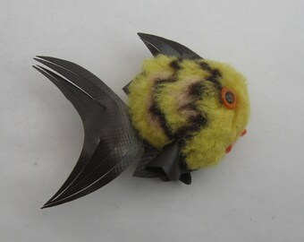 Original STIFF. Old wool miniature / wool fish KORALLENFISCH yellow. With button. Made in Germany. 1967 - 1977. VINTAGE TOY COLLECTOR'S ITEM