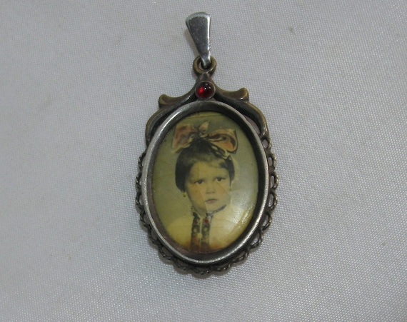 Ancient photo pendant with a red gemstone. Portra… - image 1