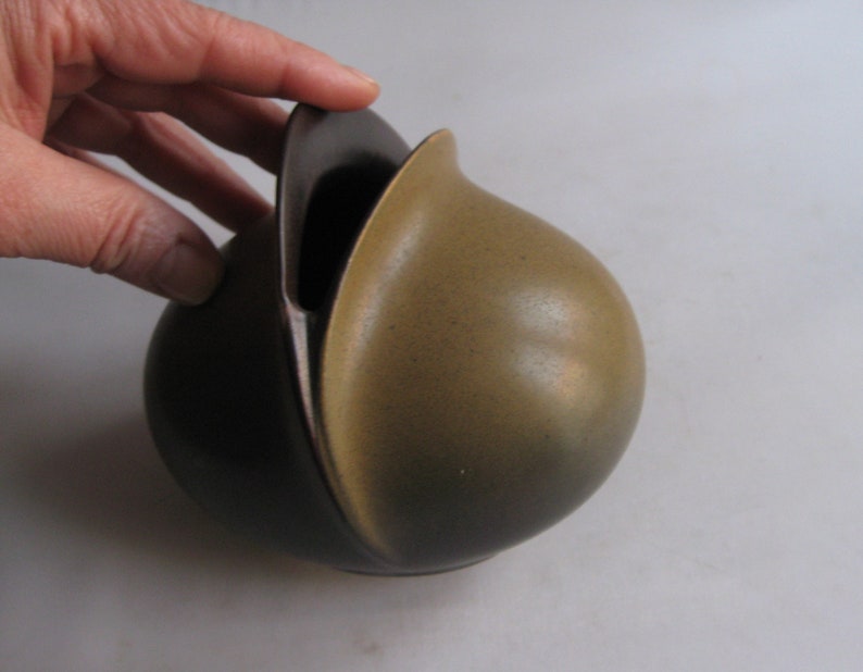 Rosenthal Germany studio-linie. Small ceramic / stoneware flower vase Venus, brown. H approx. 11.5 cm. Design: Uta Feyl. 1980s. VINTAGE image 9