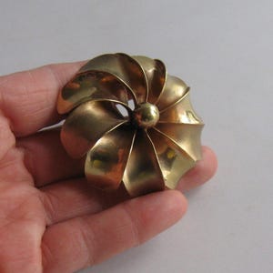 Costume jewelry pinwheel or flower. Large brooch / pin made of metal. Ø approx. 5.5 cm. Probably 1950s / 60s. Midcentury VINTAGE