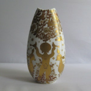 Rosenthal Germany: Small porcelain flower vase &quot;fishmouth&quot; Quatre Couleurs. Design Bjorn Wiinblad. Lavishly handpainted with gold. VINTAGE