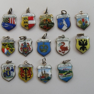 ONE of (still) 10: Coat of arms charm pendant for charm bracelet. Charm International. Silver (800 Ag or 835 Ag), enamel. Vintage souvenir pendant.