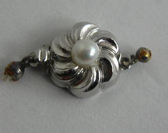 Delicate, elegant jewelry clasp / chain buckle  / necklace clasp of silver (Ag 835) with pearl. Jewelry accessories. Vintage