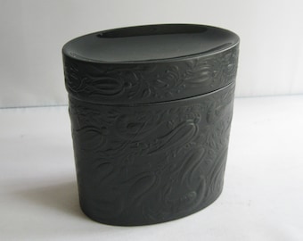 Línea de estudio Rosenthal Alemania. Caja con tapa de porcelana negra fabricada en porcelana. Diseño: Bjoern Wiinblad. Porcelana de artista vintage