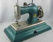 40s: Casige children sewing machine / sewing machine miniature / toy. Metal, petrol blue metallic. Made in Germany British Zone. Vintage