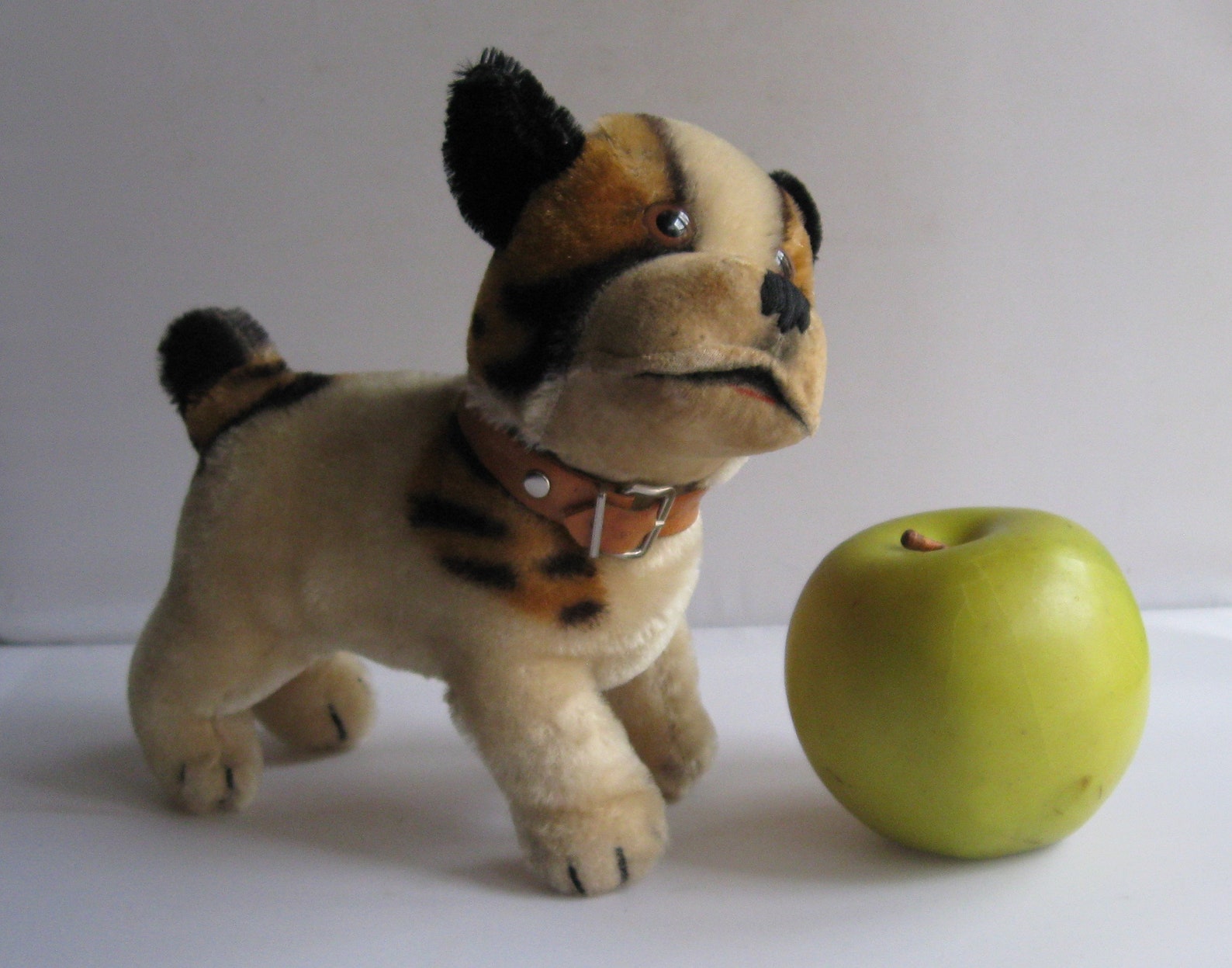 Original Steiff cuddly toy / plush toy Bully bulldog, 17 cm. Material: mohair plush. 1952 - 1974 Made in Germany. VINTAGE toy collectible