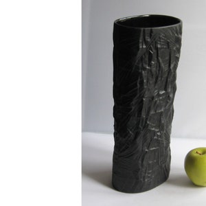 Rosenthal Germany. LARGE, black, extravagant porcelain vase. Porcelain Noire. Martin Freyer, modernist. H 32.5 cm. 1960s / 70s. VINTAGE