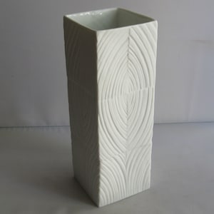 Rosenthal studio line Germany. Matt white, extravagant bisque porcelain vase. Design: Martin Freyer, Modernist. H 21.5cm. Op Art VINTAGE