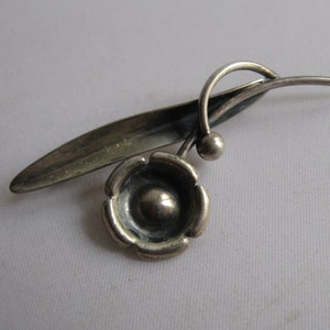 Beautiful, Scandinavian designer jewellery: Pin in the shape of a flower. Finland modernist design. 1960s / 70s. VINTAGE