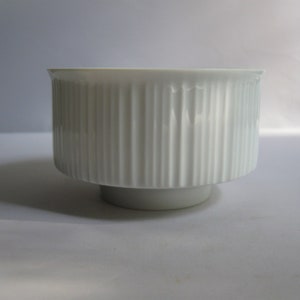 Rosenthal studio line Germany. variation white. Design Tapio Wirkkala. Small sugar bowl / sugar bowl. 1960s design. VINTAGE