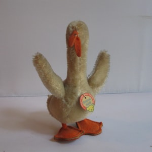 Original STEIFF 6312,00. Plush toy / stuffed animal: Goose, 12 cm. With button and flag. Made in Germany 1959 - 64. VINTAGE toy collectible