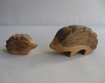 Original Ostheimer wooden animals / wood figures. Animals from the woods and fields: 2 hedgehogs. OLD models with branding. VINTAGE